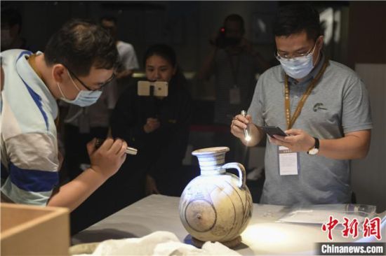 2020年6月，在長(zhǎng)沙博物館舉行“從地中海到中國(guó)：絲路寶藏——平山郁夫絲綢之路美術(shù)館藏文物展”前，專家開箱鑒定文物。中新社記者 楊華峰 攝