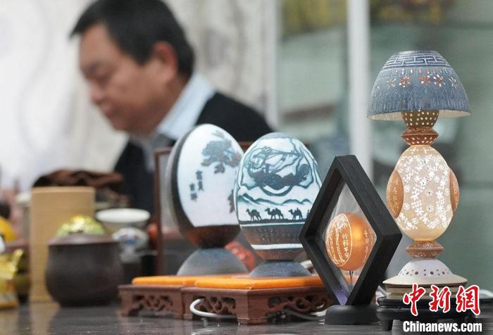 圖為吳義澤完成的蛋雕作品?！【琶赖ぴ?攝