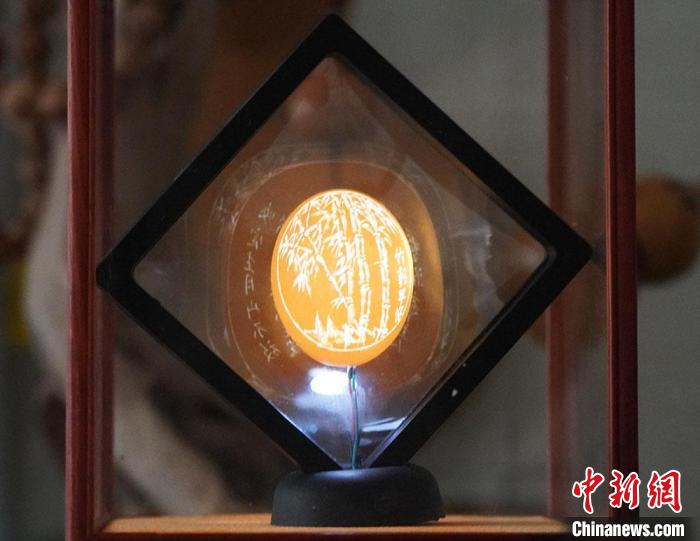 圖為吳義澤新包裝給蛋雕呈現(xiàn)立體感?！【琶赖ぴ?攝