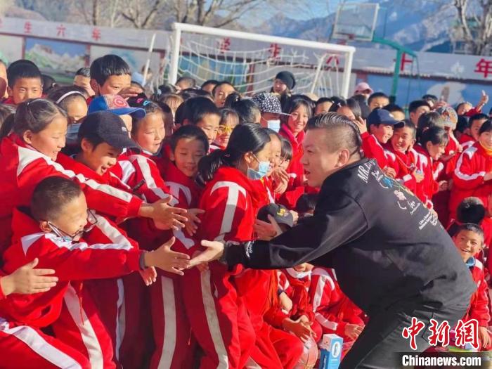 1月初，第五屆“街舞進(jìn)藏鄉(xiāng)”公益助學(xué)活動(dòng)在甘肅甘南結(jié)束，旨在讓藏族學(xué)子感受到街舞魅力?！￡惿菩?攝