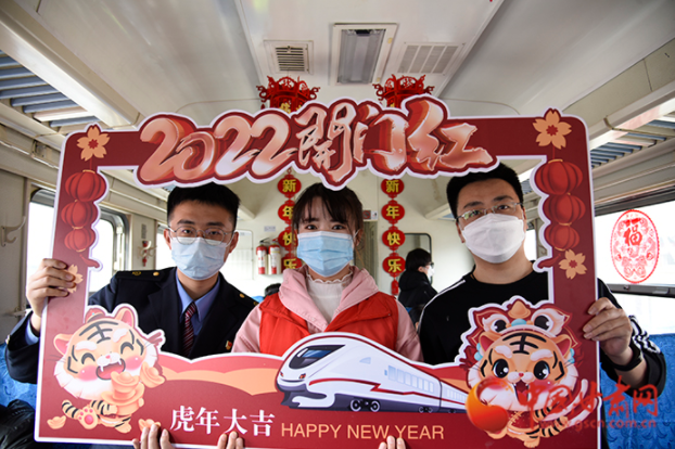 【2022年春運】慢火車里“話發(fā)展” 年味濃濃迎新春