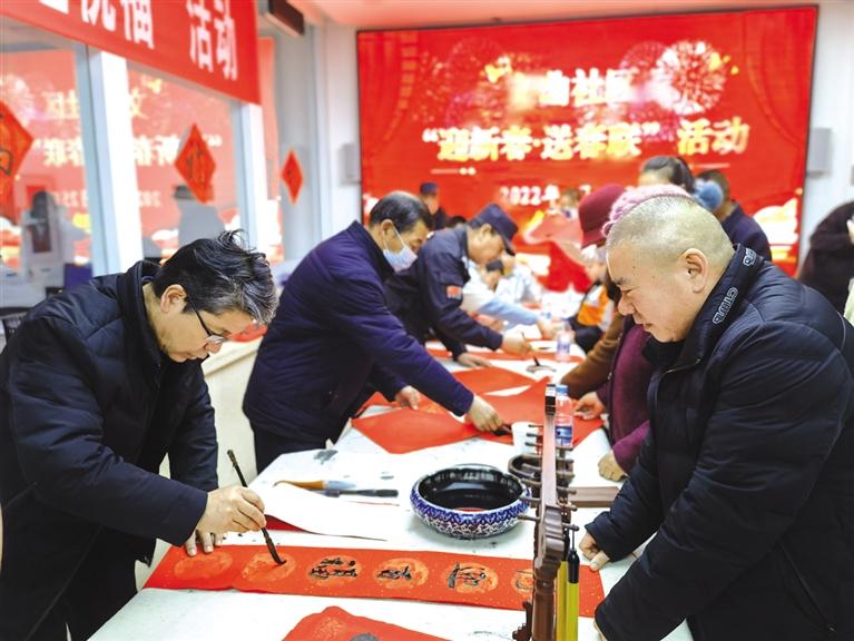 蘭州新區(qū)開展“墨香四溢送春聯(lián)·情暖文曲送祝?！被顒?>
        </a><em>蘭州新區(qū)開展“墨香四溢送春聯(lián)·情暖文曲送祝?！被顒?/em></li>

                </ul>
            </div>
            <!-- public platform -->
            <div   id=