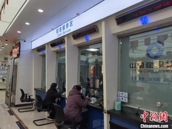 圖為蘭州市民在銀行兌換新鈔。　徐雪 攝