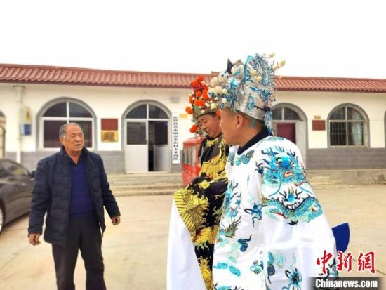 圖為69歲的“苦水高高蹺”國家級傳承人巨海全(左一)，叮囑徒弟們高高蹺練習(xí)技巧要領(lǐng)?！￠Z姣 攝