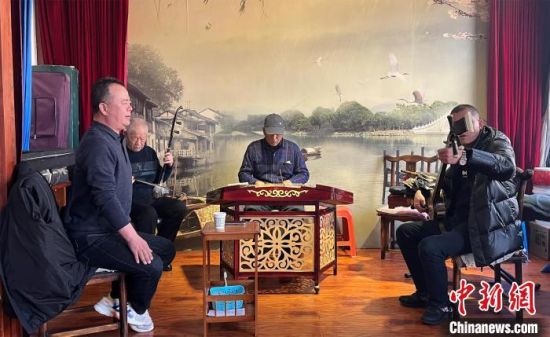 圖為蘭州鼓子愛好者在傳習(xí)所內(nèi)互相搭檔上臺演出?！堨下?攝