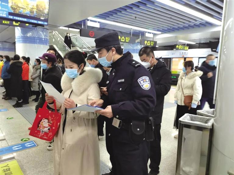 講解詐騙套路 普及“斷卡”常識 蘭州城關(guān)公安分局、交通治安分局聯(lián)合反詐宣傳進(jìn)地鐵