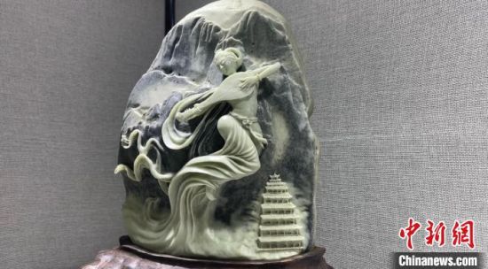 圖為李學(xué)平的玉雕作品?！「攥?攝