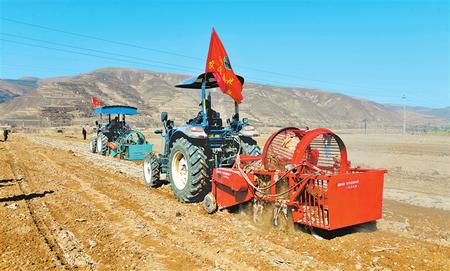 定西市隴西縣17個(gè)鄉(xiāng)鎮(zhèn)的農(nóng)機(jī)合作社、農(nóng)機(jī)手參加了農(nóng)機(jī)技能比賽和培訓(xùn)