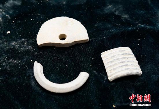 圖為靜寧縣賈河鄉(xiāng)竇坪村出土的佩飾。 夏劍鋒 攝