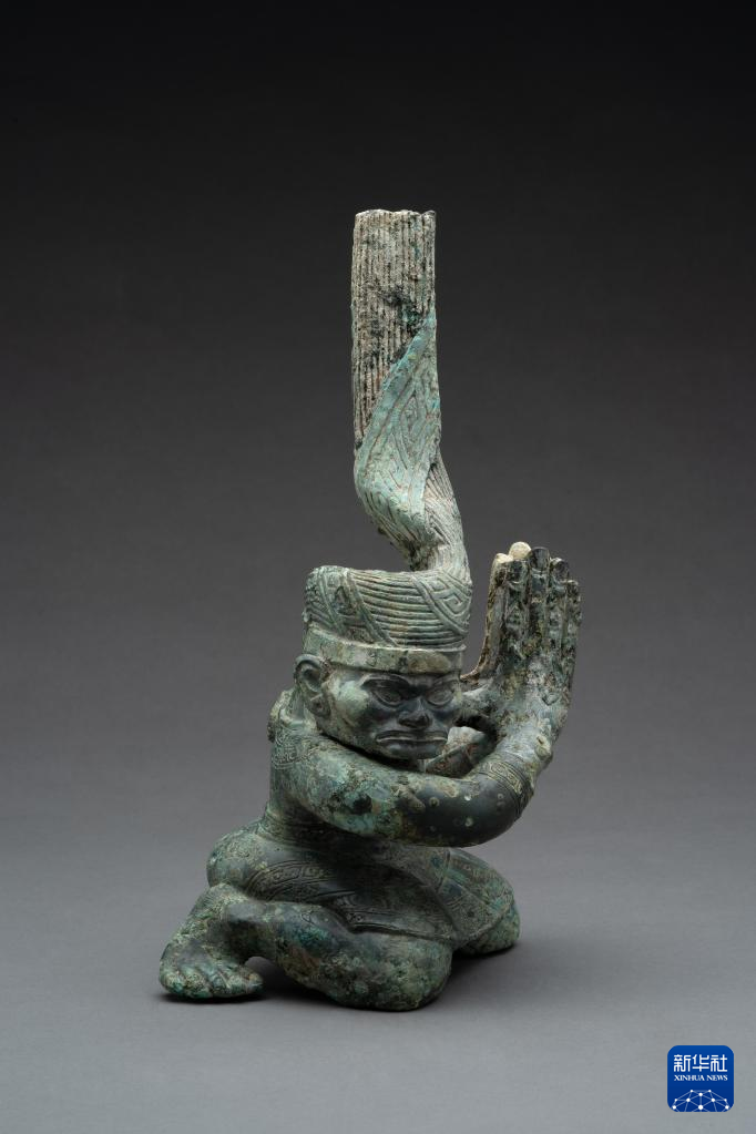 四川廣漢市三星堆商代遺址四號(hào)坑出土扭頭跪坐銅人像（資料圖）。