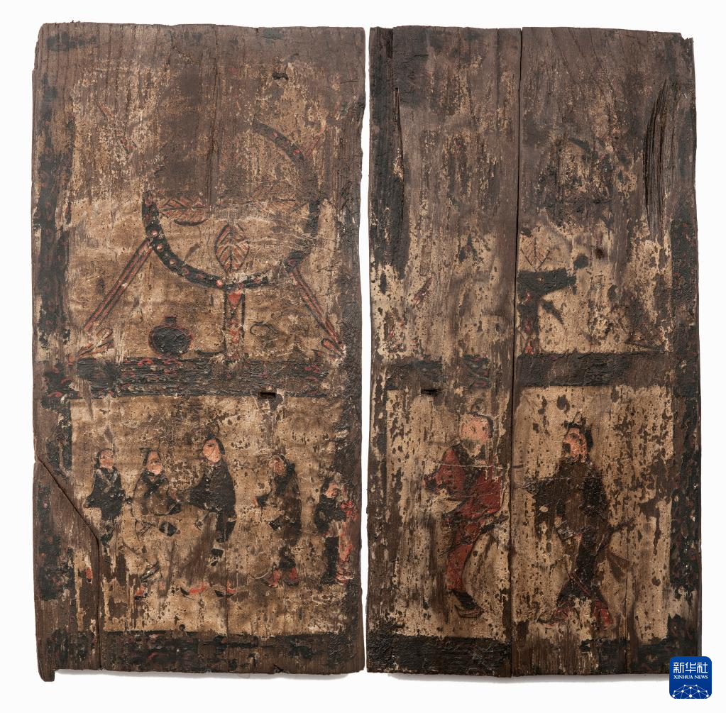 湖北云夢(mèng)縣鄭家湖戰(zhàn)國秦漢墓地的一處板門繪畫（資料圖）。