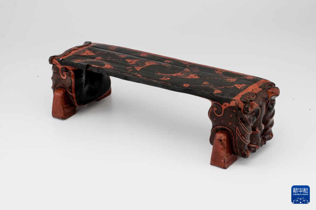 湖北云夢(mèng)縣鄭家湖戰(zhàn)國秦漢墓地出土漆木虎頭枕（資料圖）。