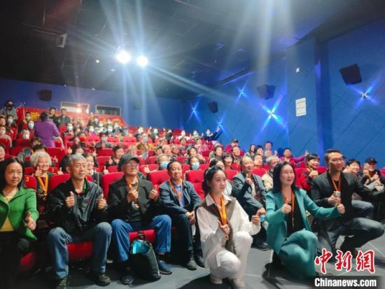 《浴血誓言》主創(chuàng)團(tuán)隊(duì)與到場(chǎng)的紅軍后代合影?！￡愡x斌 攝