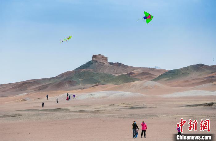 圖為市民正在陽關景區(qū)放風箏?！⊥醣筱y 攝