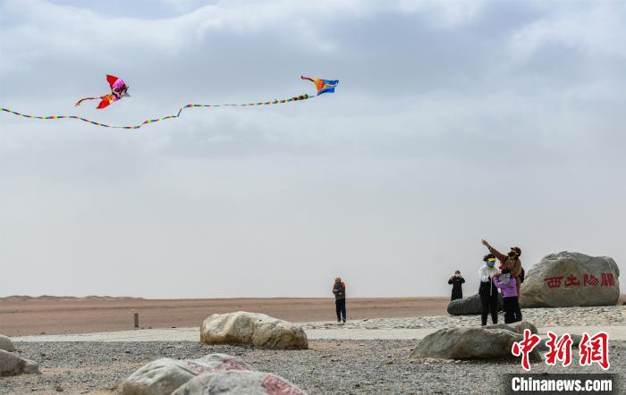 圖為市民正在陽關景區(qū)放風箏?！⊥醣筱y 攝