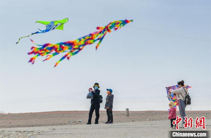 圖為孩童在父母的陪伴下放風箏?！⊥醣筱y 攝