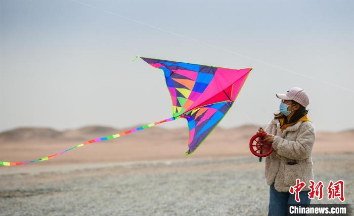 圖為市民正在陽關景區(qū)放風箏?！⊥醣筱y 攝