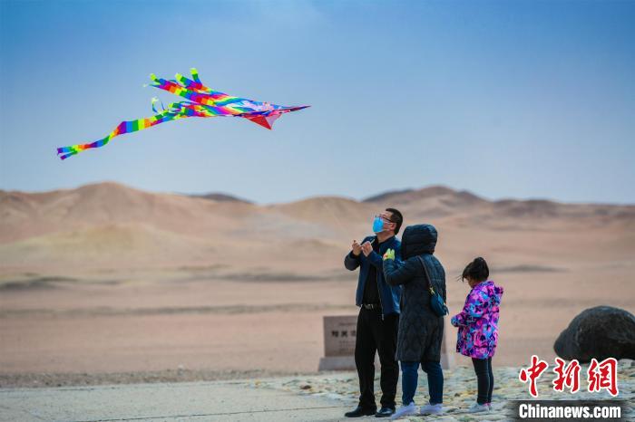 圖為市民正在陽關景區(qū)放風箏?！⊥醣筱y 攝