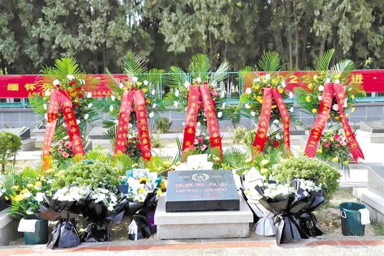 陳紅軍烈士墓前 這張“全家?！弊屓藴I目