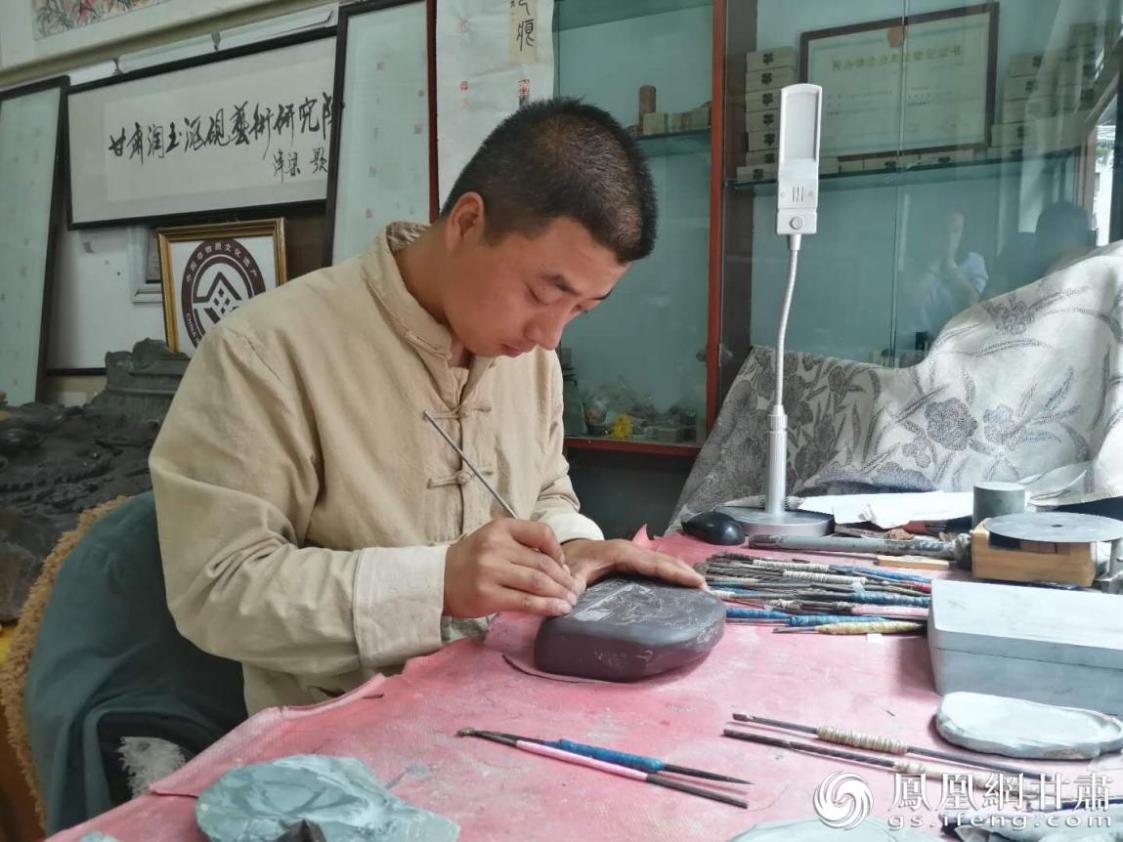 洮硯制作技藝第六代傳人、國(guó)家藝術(shù)基金資助青年藝術(shù)家、正高級(jí)洮硯雕刻藝術(shù)師李江平十年如一日專注于洮硯制作 圖源自網(wǎng)絡(luò)