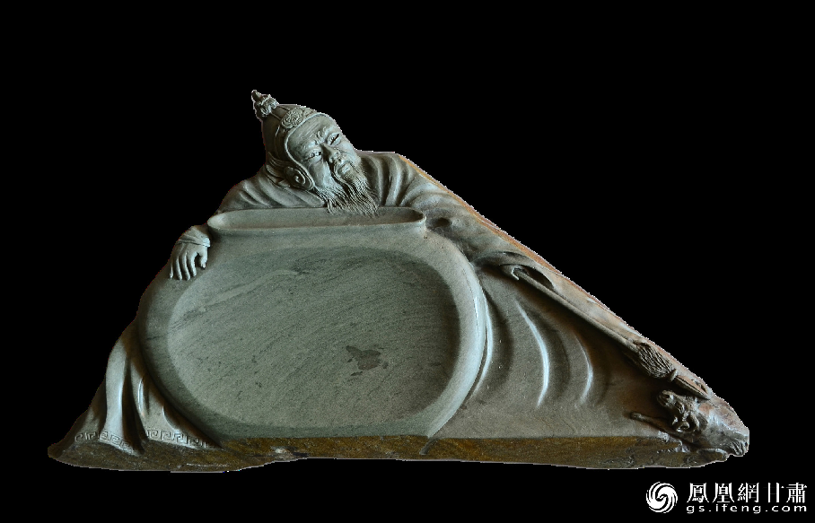 《醉臥沙場(chǎng)君莫笑》硯使王翰《涼州詞》中“醉臥沙場(chǎng)君莫笑，古來征戰(zhàn)幾人回？”的意境躍然硯臺(tái)之上。資料圖