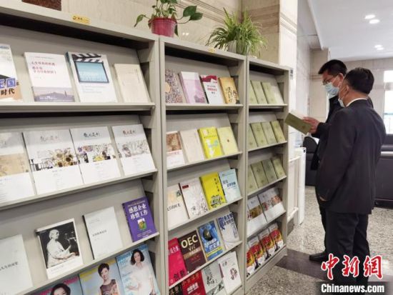 圖為國網甘肅電力黨校的職工書架?！⌒煅?攝