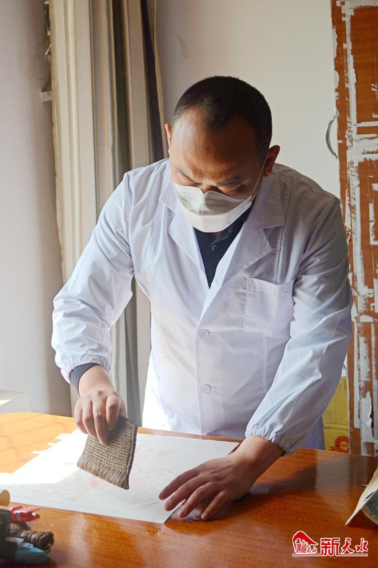 朽爛歷史檔案如何獲新生？看修復(fù)師“妙手回春”