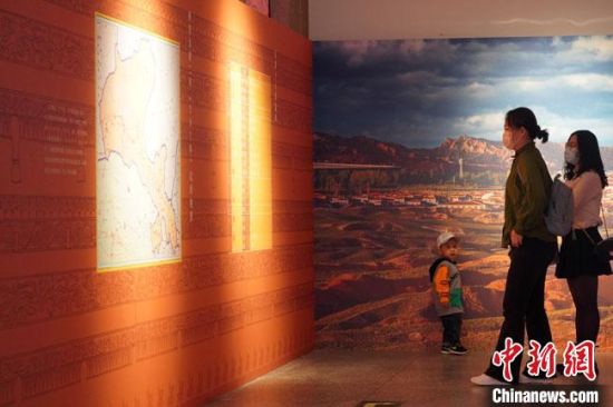 圖為參觀者參觀“大道攸歸：五涼文化展”展陳文物。　九美旦增 攝