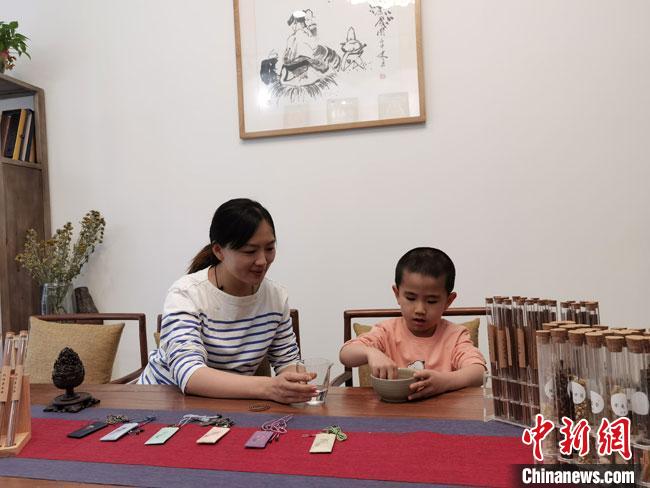 圖為魯雯為小學(xué)員授課和培訓(xùn)?！●T志軍 攝