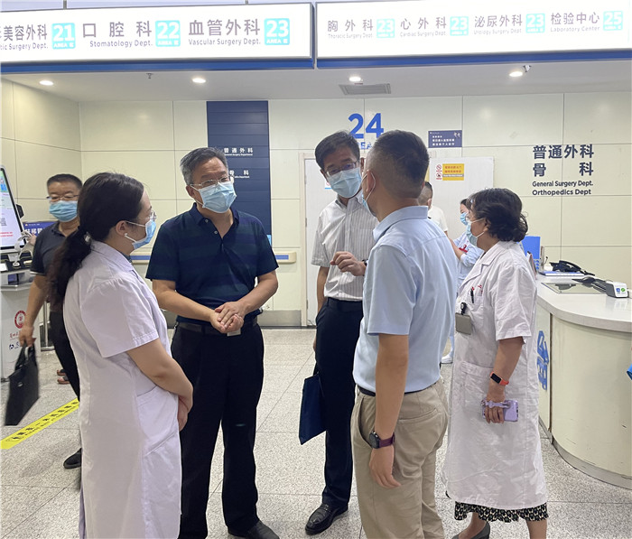 7月12日，甘肅省紀(jì)委監(jiān)委派駐省衛(wèi)健委紀(jì)檢監(jiān)察組紀(jì)檢監(jiān)察干部在蘭大二院門診開展疫情防控監(jiān)督檢查。魏雪 攝.jpg