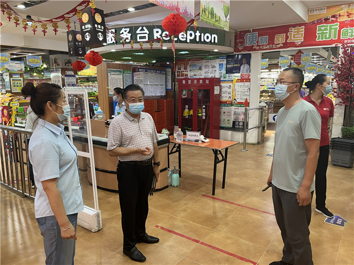 7月15日，酒泉市玉門市疫情防控督查組在隴商聯(lián)華超市監(jiān)督檢查疫情防控措施落實情況。 .jpg