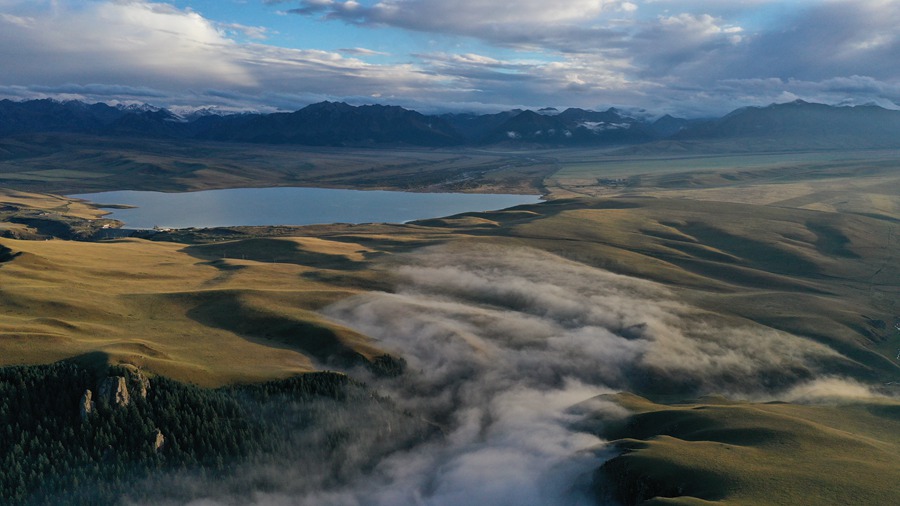 甘肅山丹馬場(chǎng)：峽谷云霧似仙境。 王超攝