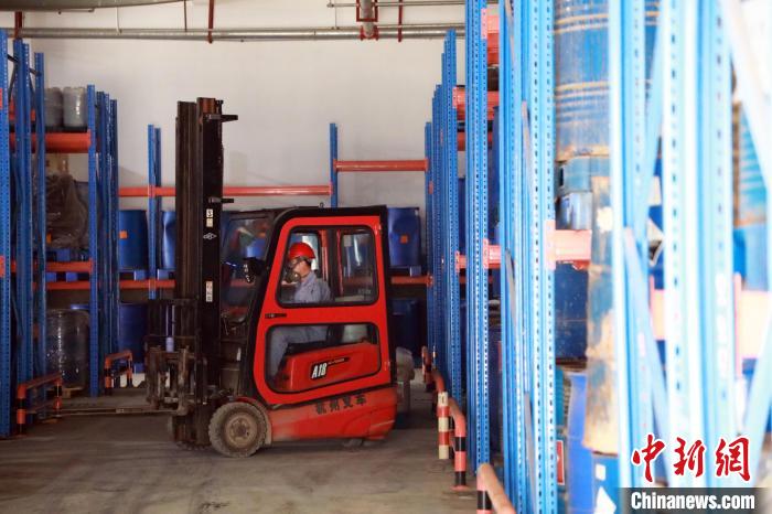 圖為甘肅省危險(xiǎn)廢物處置中心危險(xiǎn)廢物儲(chǔ)存庫?！∥航ㄜ?攝