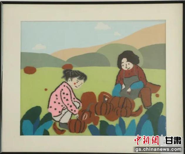 嘉峪關(guān)市新城鎮(zhèn)新城村農(nóng)業(yè)產(chǎn)業(yè)園區(qū)內(nèi)，母女兩人在摘南瓜。刺繡 馬艾米乃 繡稿 敬紅霞