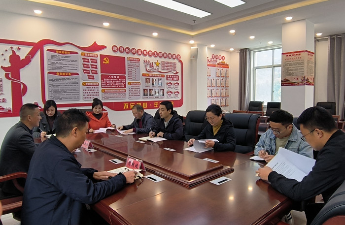 10月19日，康縣紀(jì)委監(jiān)委組織部分班子成員，辦公室、信訪室、案管室、審理室、紀(jì)檢監(jiān)察室等相關(guān)工作人員開展黨的二十大報(bào)告專題討論。.jpg