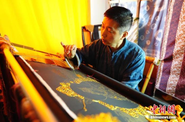 系統(tǒng)性挖掘整理古代敦煌刺繡，是甘肅天水市級非遺代表性項目武山刺繡代表性傳承人劉云帆這兩年最緊要的工作之一。圖為劉云帆在創(chuàng)作富含敦煌刺繡元素的作品。 中新社發(fā) 謝秉錫 攝 