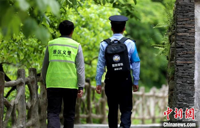 圖為民警背警務(wù)小包在轄區(qū)景區(qū)開展工作。(資料圖) 甘肅省公安廳供圖