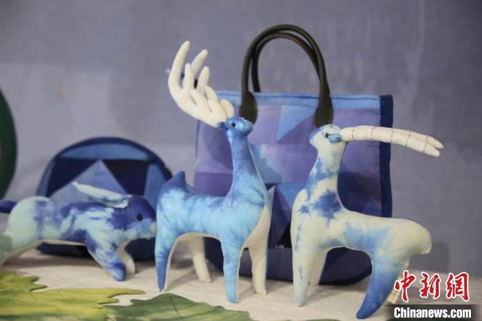 圖為許靜的非遺文創(chuàng)作品。(資料圖) 甘肅省非遺保護(hù)中心供圖