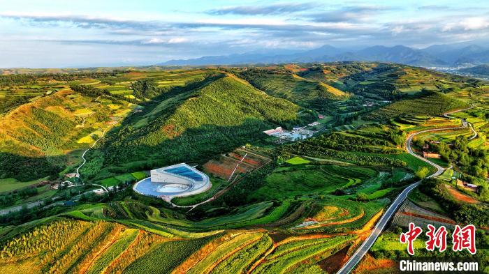 航拍視角下的樺林古動物化石埋藏原址館。該館位于臨夏州和政縣。(資料圖) 和政宣傳部供圖