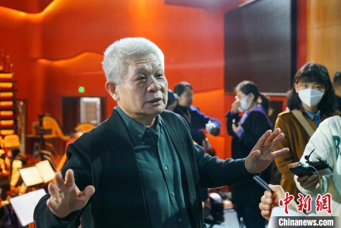 該劇導(dǎo)演蔣力向媒體介紹相關(guān)情況?！《∷?攝