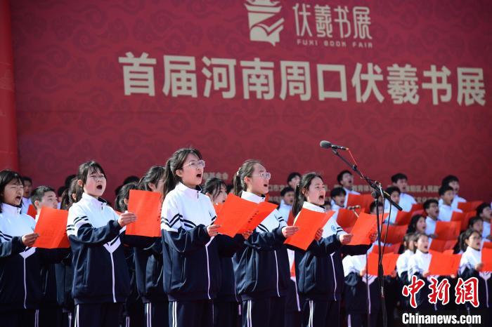 圖為學(xué)生們在開幕式上誦讀經(jīng)典?！×赫赵?攝