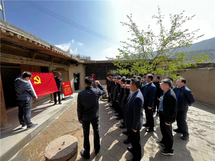 圖為臨夏州紀(jì)委監(jiān)委組織黨員干部在東鄉(xiāng)縣布塄溝黨史教育基地開(kāi)展革命教育活動(dòng)，賡續(xù)紅色血脈、汲取奮進(jìn)力量、激發(fā)干事熱情。.png