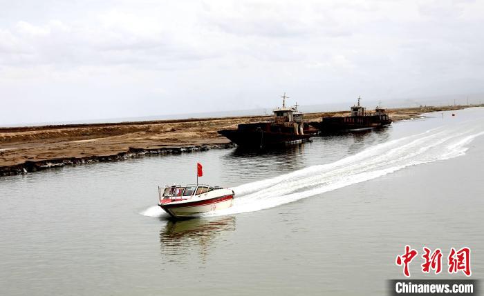 圖為茶卡鹽湖?！⊙Φ?攝