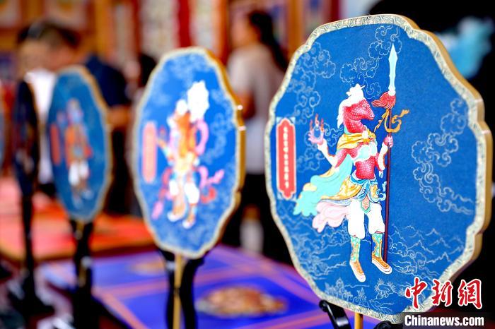 圖為唐卡延伸產(chǎn)品?！⊙Φ?攝