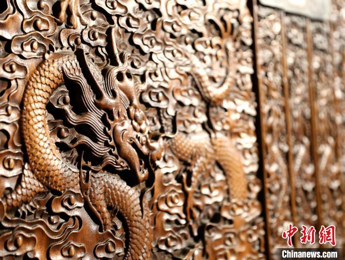 圖為青海永錄民俗博物館內(nèi)珍藏的中式家具細(xì)節(jié)展示?！⊙Φ?攝