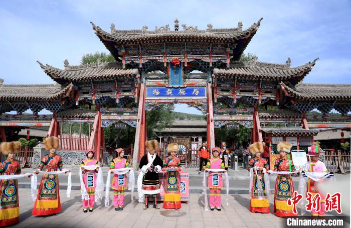 圖為身穿土族服飾的工作人員迎接訪客。　薛蒂 攝