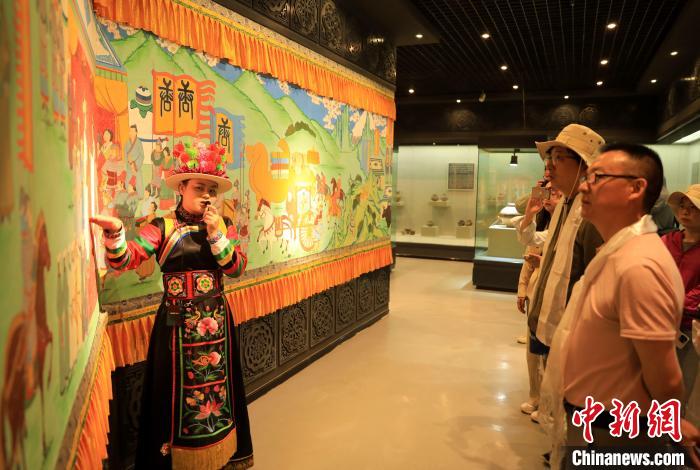 圖為媒體記者了解土族文化?！⊙Φ?攝