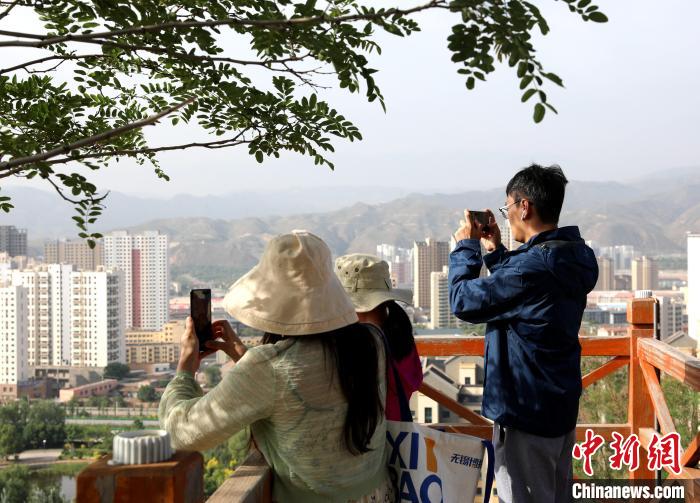 圖為媒體記者登頂朝陽(yáng)山?！⊙Φ?攝