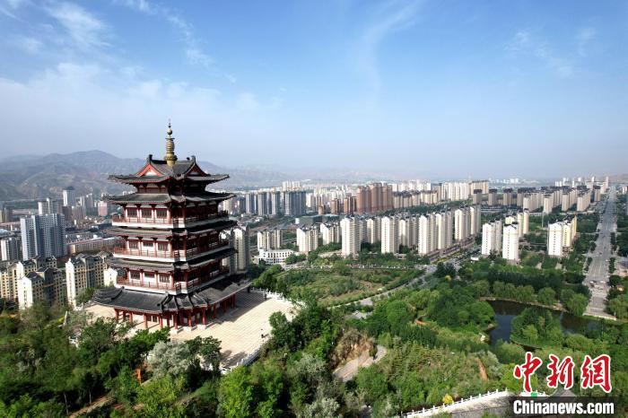 圖為航拍樂(lè)都區(qū)朝陽(yáng)山片區(qū)。　薛蒂 攝