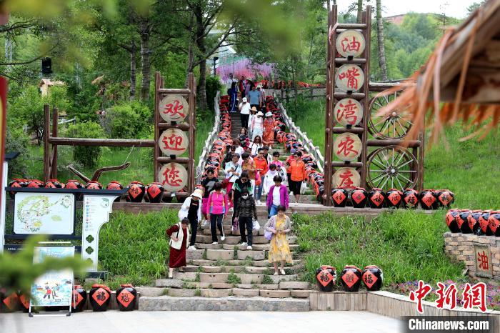 圖為油嘴灣生態(tài)文化景區(qū)的游客?！⊙Φ?攝